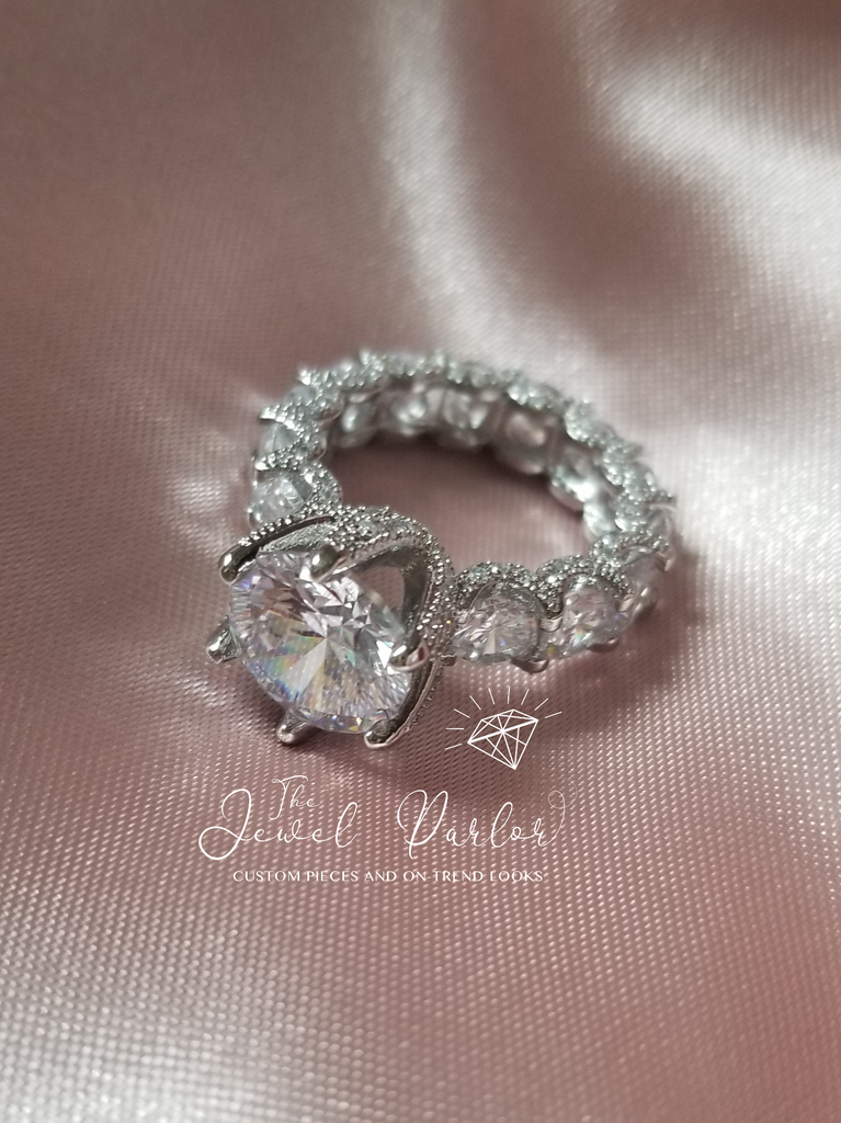 Crown Jewel Brilliant Round Scalloped Ring